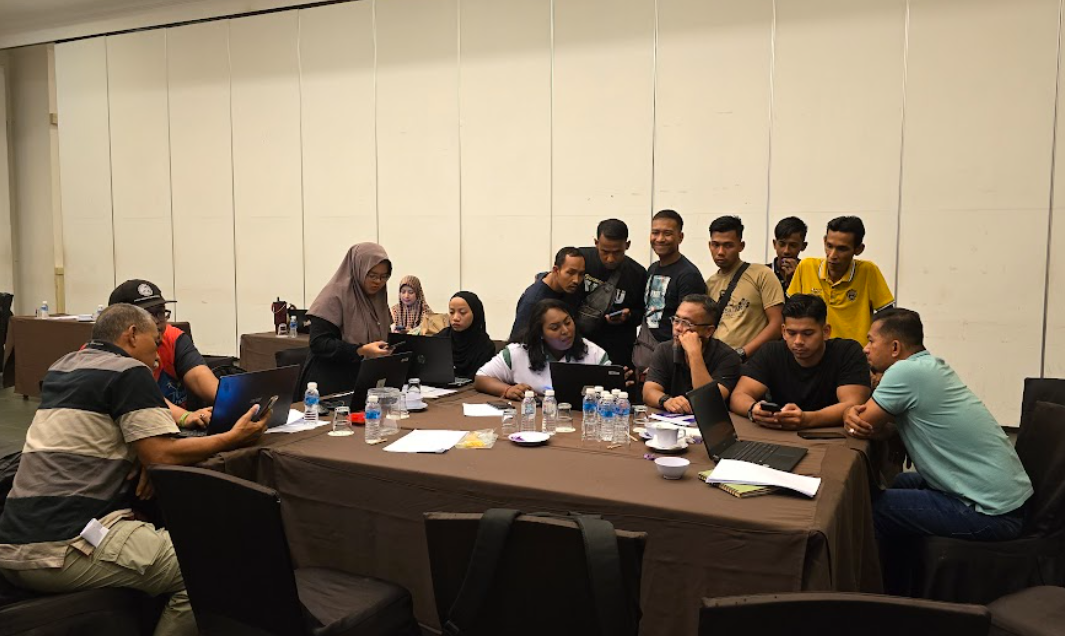 Hands-on facilitation showing Kawan Elite guiding community groups through practical digital setup and content planning.